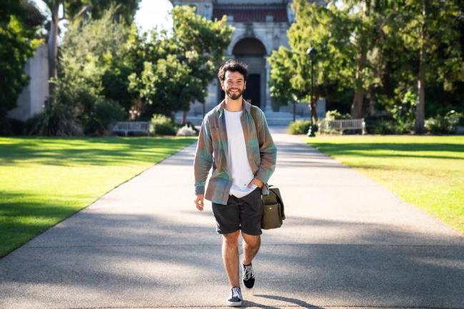 Christian Lopez ’25 is one of the transfer students who entered Pomona this year. He joins the growing community of student veterans on campus.